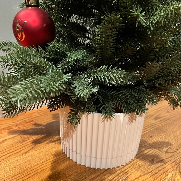 Victoria’s Secret Christmas display tree - Picture 8 of 9